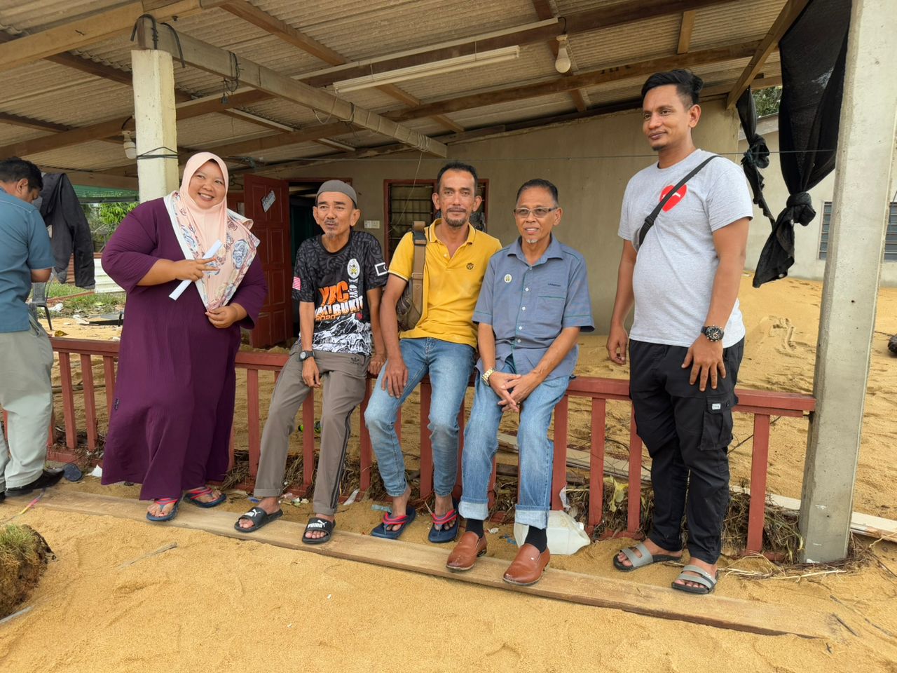 Dua Keluarga Mangsa Rumah Dibadai Ombak Besar Terima Bantuan