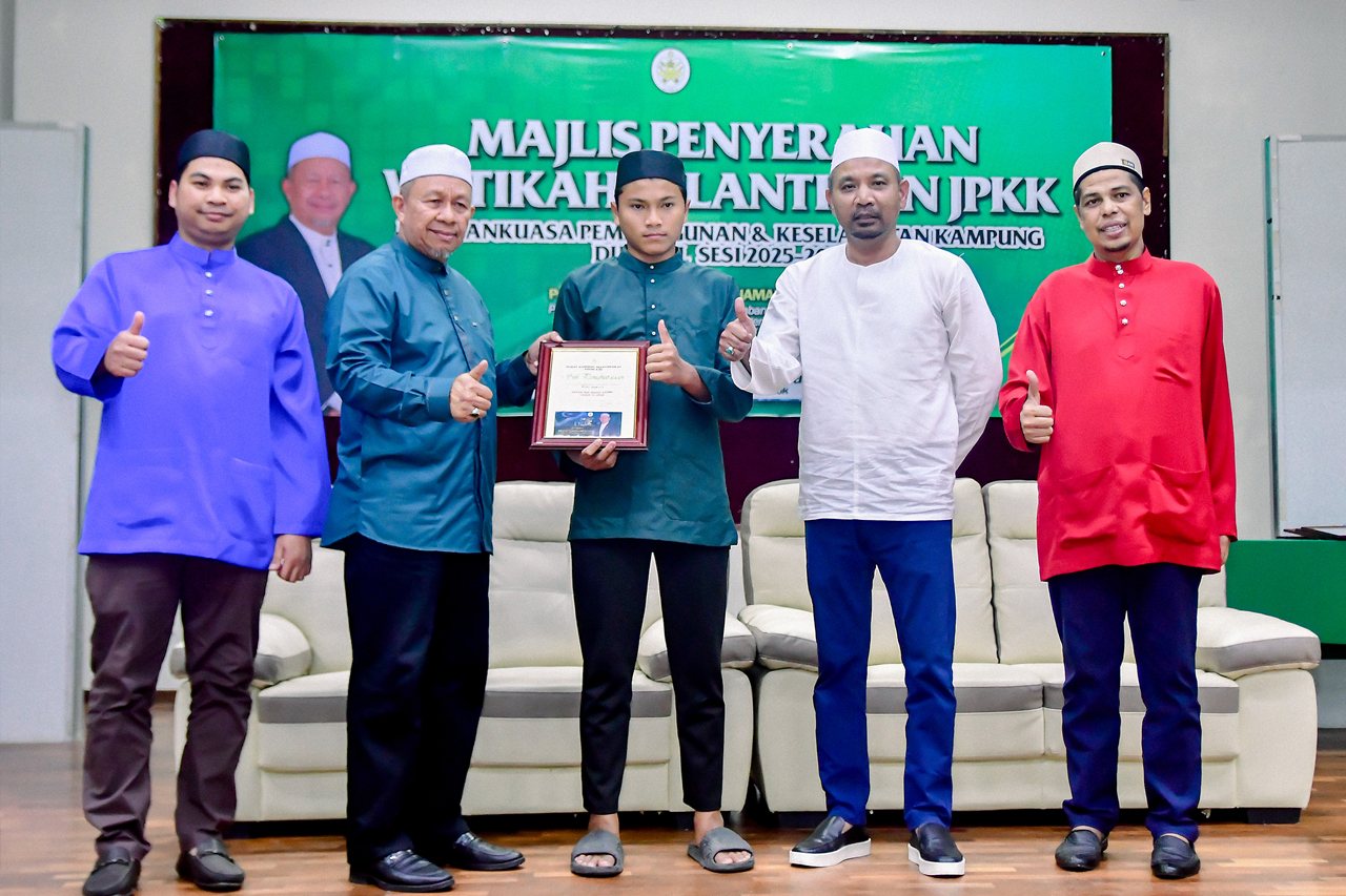 Remaja Selamatkan Lima Kanak-Kanak Lemas Terima Anugerah Wira Remaja