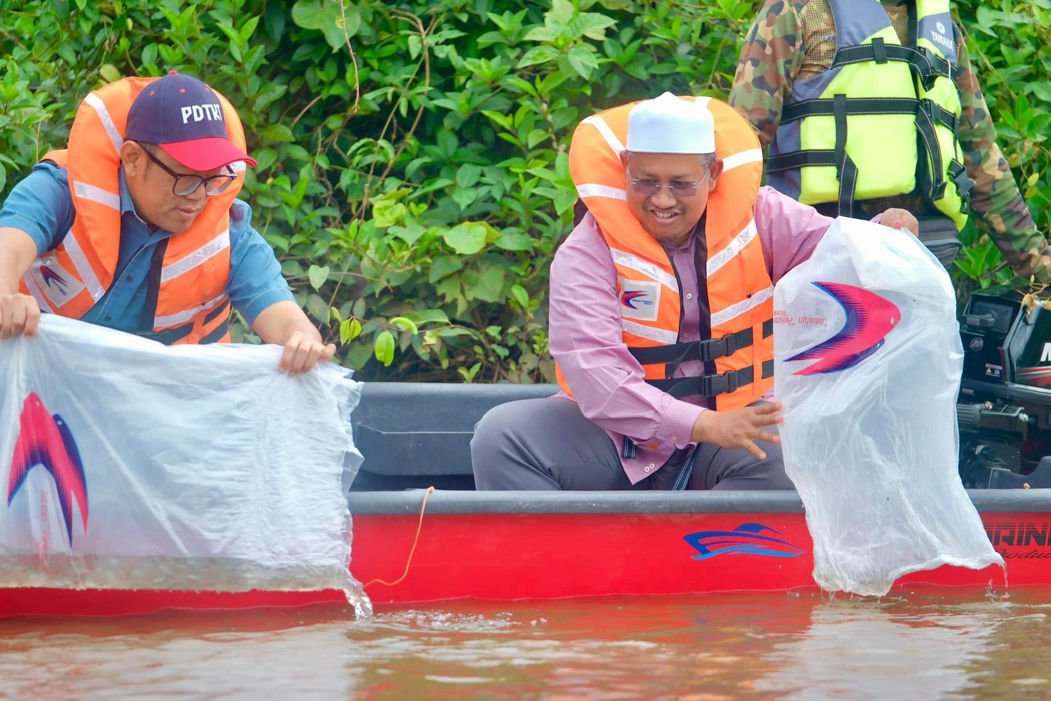 20,000 Benih Ikan Dilepaskan Ke Sungai Kampung Titian Baru