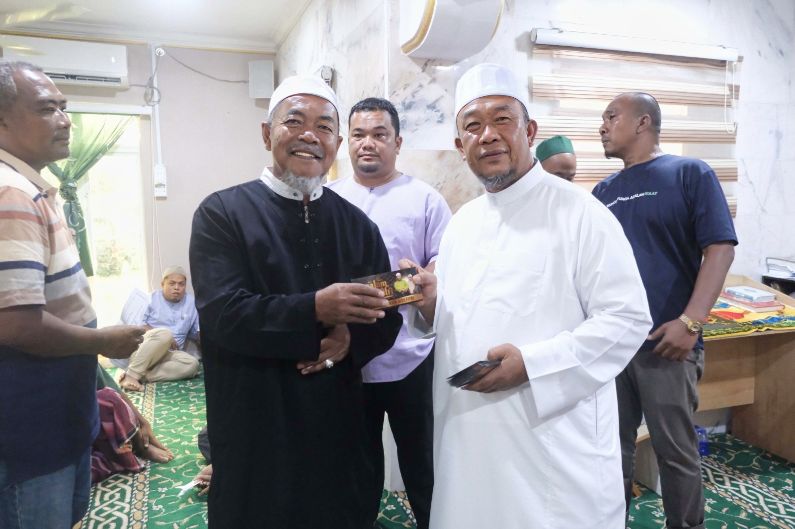 140 Golongan Asnaf Kampung Tengah Terima Agihan Zakat