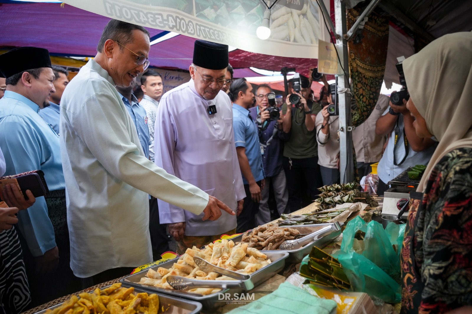 Anwar, Dr. Sam Santuni Peniaga Bazar Ramadan