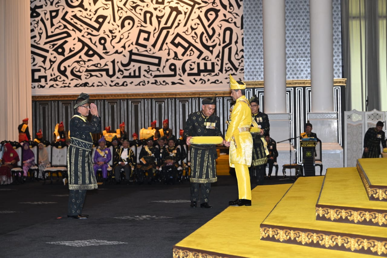 Sultan Terengganu Kurnia Darjah Kebesaran Kepada 130 Individu