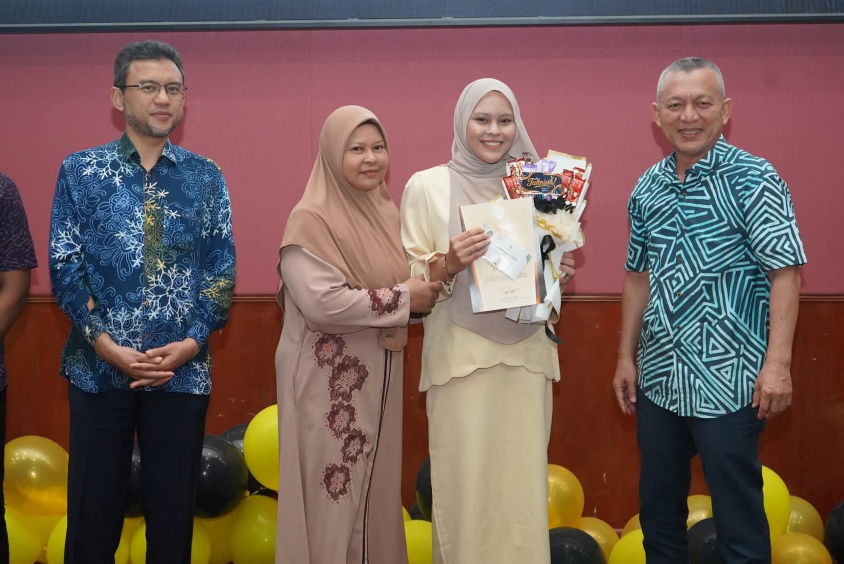 87 Pelajar Cemerlang Naik Pentas Bersama Ibu Bapa di Kijal