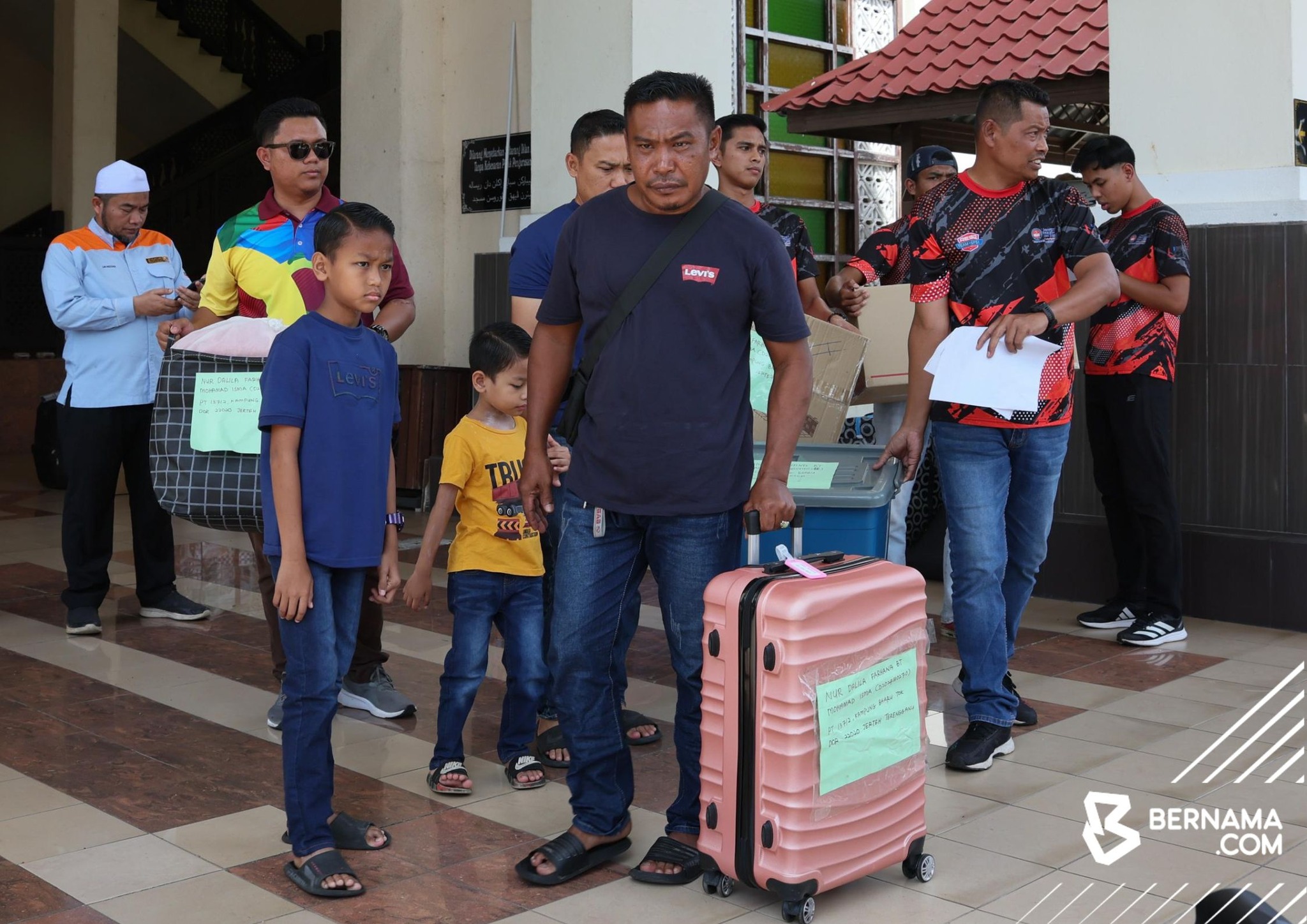 Tangisan Pilu Iringi Serahan Barangan Peribadi 15 Mangsa Tragedi UPSI