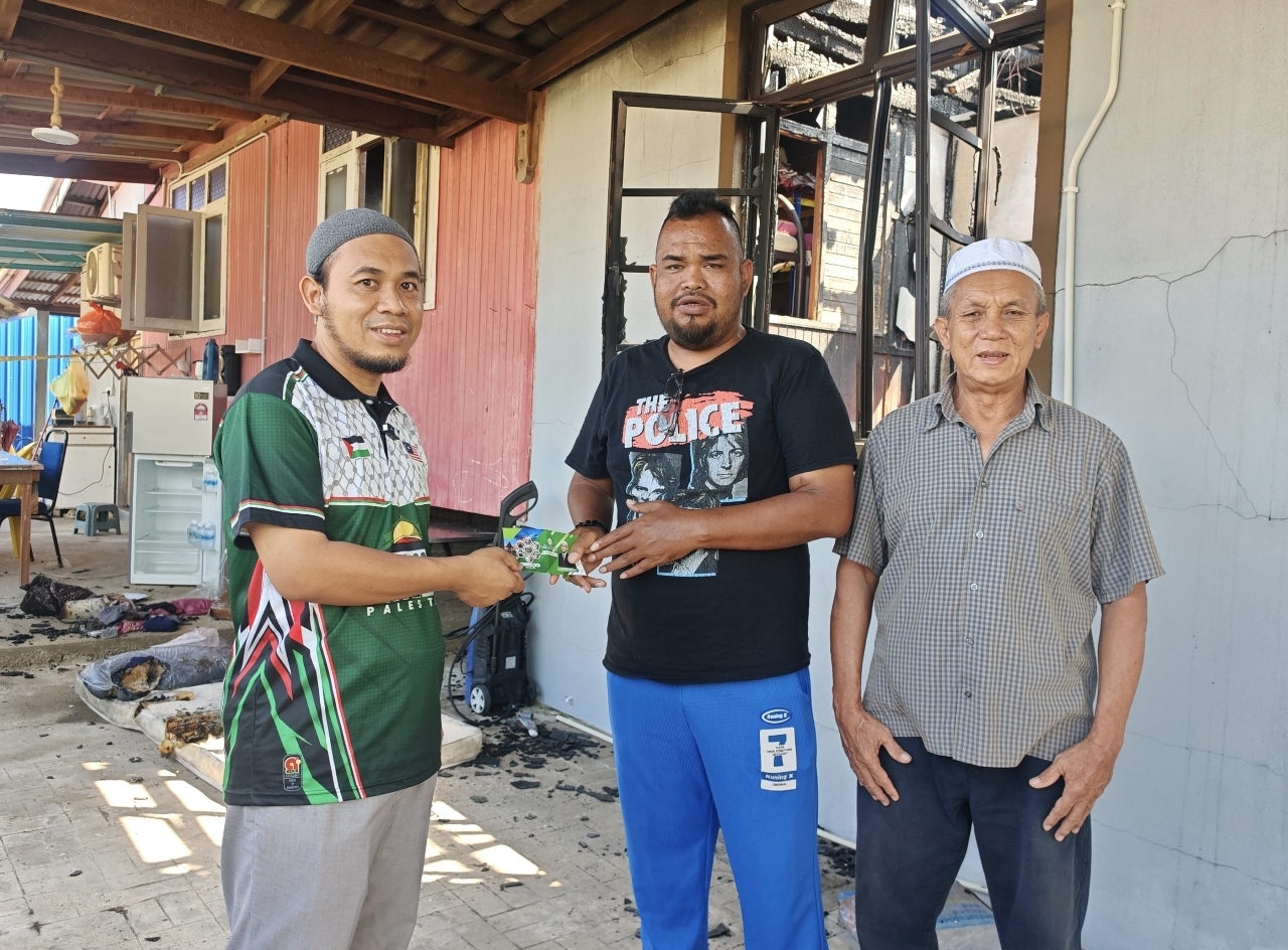 Rumah Pengerusi UMNO Musnah Terbakar, ADUN Salur Bantuan Segera