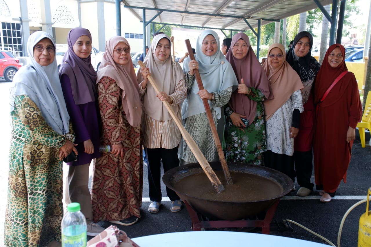 Gotong-royong Kacau Bubur Asyura Rapatkan Ukhuwah Penduduk DUN Ladang