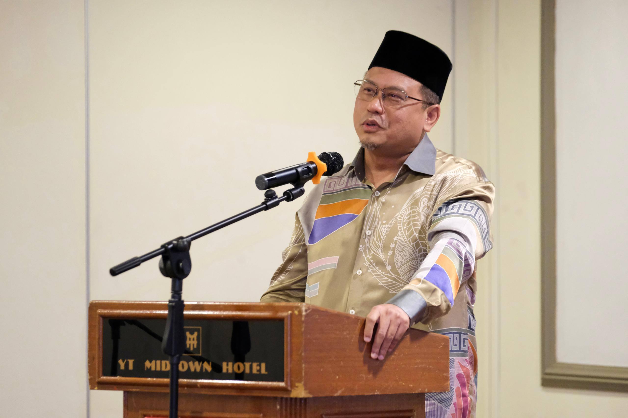 Ahmad Amzad Sumbang RM10,000 Kepada Imam Dan Bilal