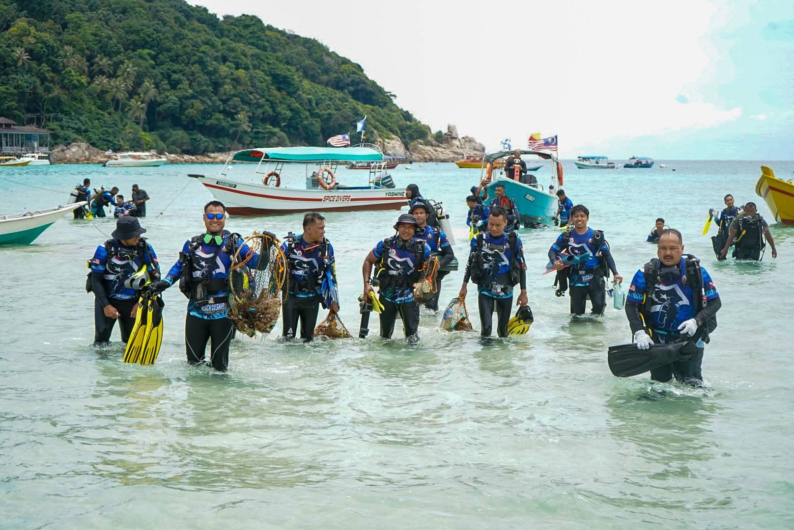 80 Penyelam Angkat 30.7 Kg Sampah Dari Laut Pulau Perhentian