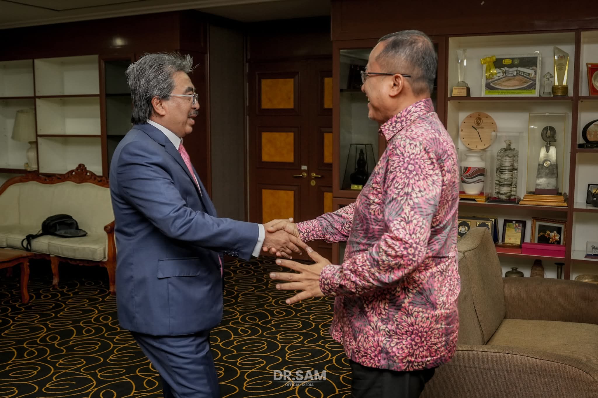 Dr Sam Jumpa Johari, Perkukuh Kerjasama