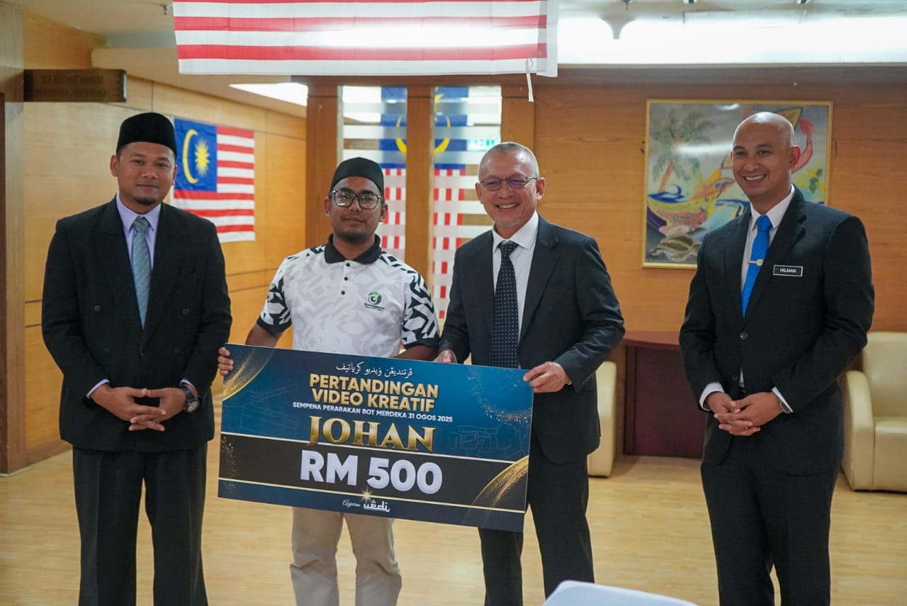 Pemenang Pertandingan Video Kreatif Perarakan Bot Merdeka 2025 Terima Penghargaan