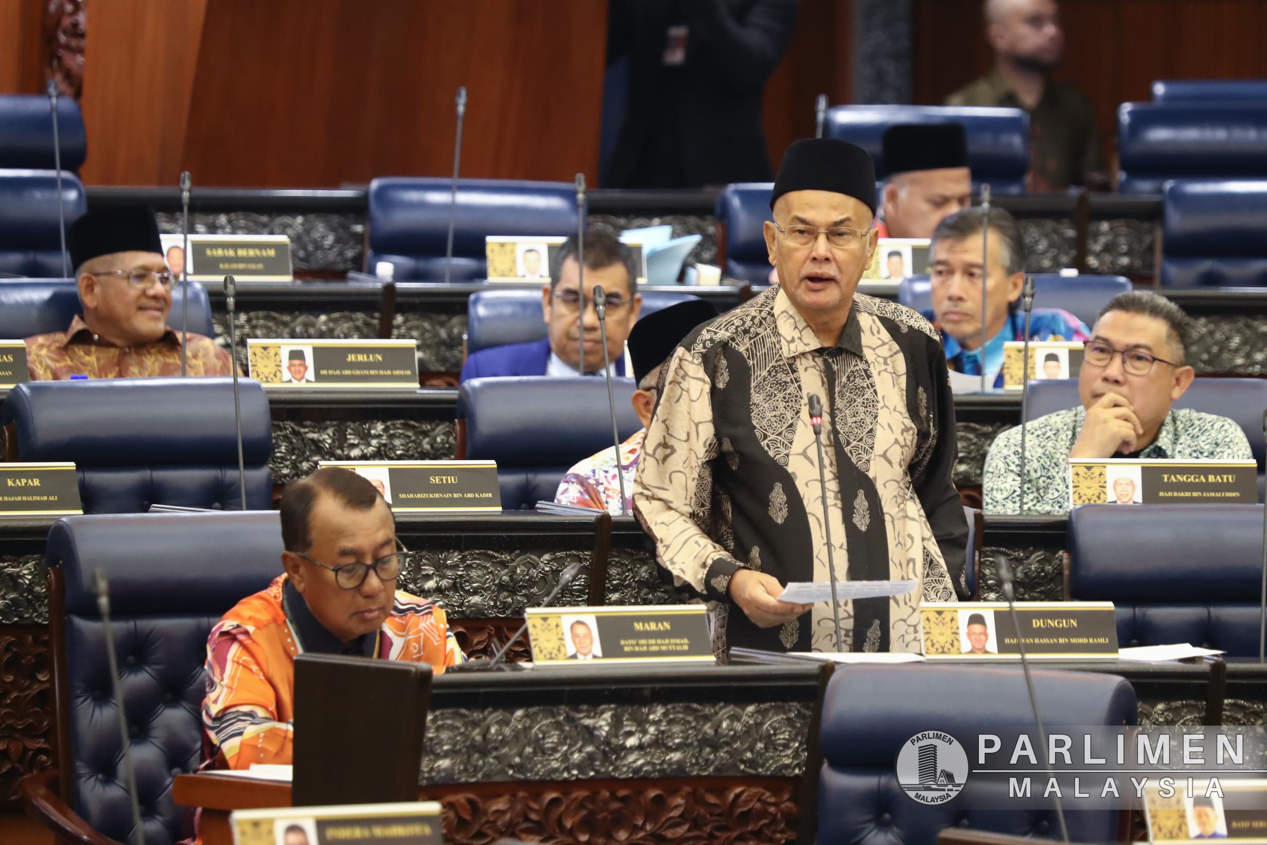 Hidangan Arak Langgar Pekeliling, Jawapan Menteri Tidak Memuaskan