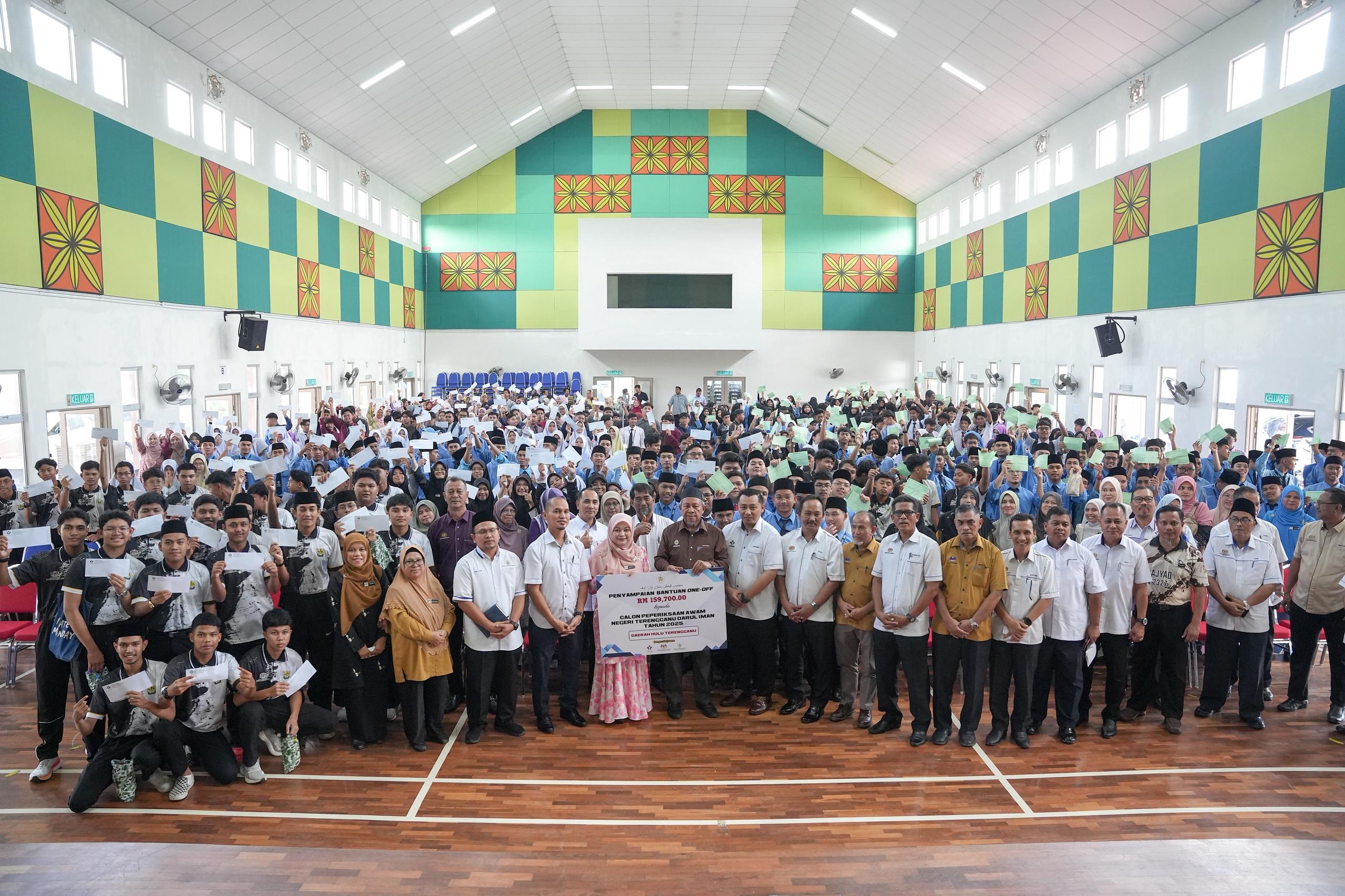 Lebih 1,500 Pelajar Hulu Terengganu Terima Bantuan One-Off Yayasan Terengganu