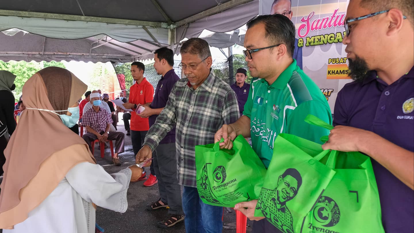 300 Fakir Miskin Terima Sumbangan Raya