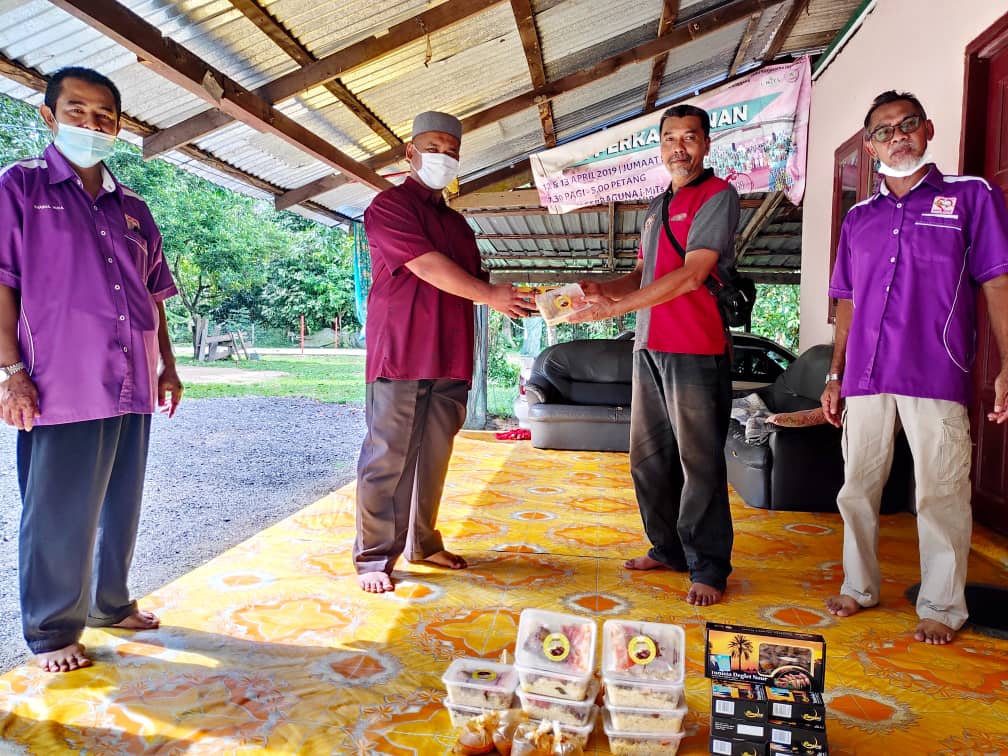 PKM Dan SCAM Agih Juadah Berbuka Kepada Warga Emas