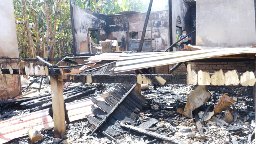 Rumah Terbakar, Hanya Sempat Alihkan Motor