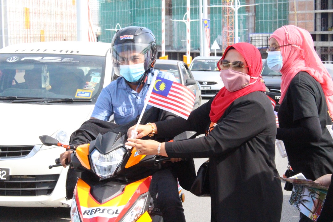 Primula Edar 1,000 Jalur Gemilang Di Atas Drawbridge Terengganu