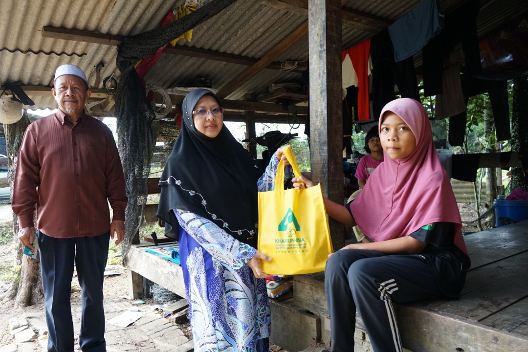 Pelajar Miskin Teruja Terima Sumbangan