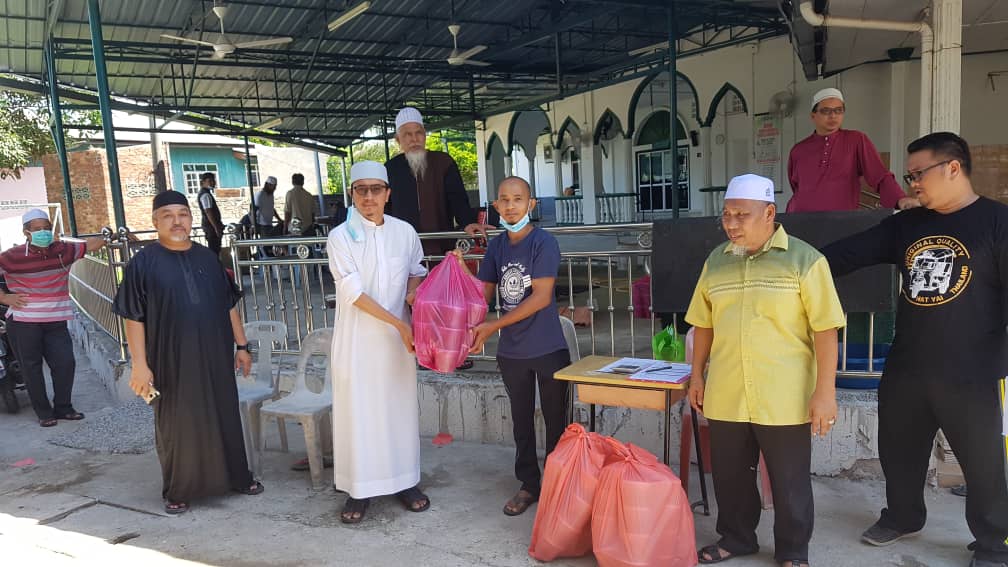Pusat Khidmat DUN Batu Buruk Agih 4,500 Lauk Berbuka
