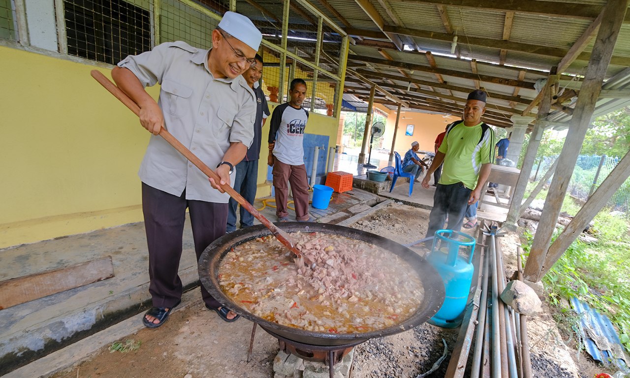 ADUN Jabi ‘Payung’ Singgang Daging Kepada 5,800 Penduduk