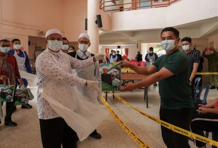 Individu Kuarantin Terima Buah Tangan