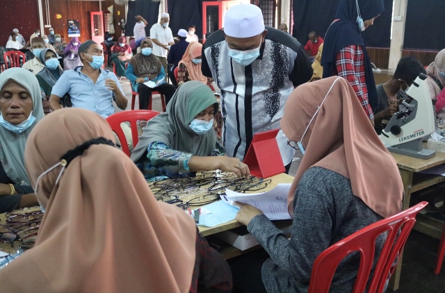72 Penduduk Terima Cermin Mata Percuma