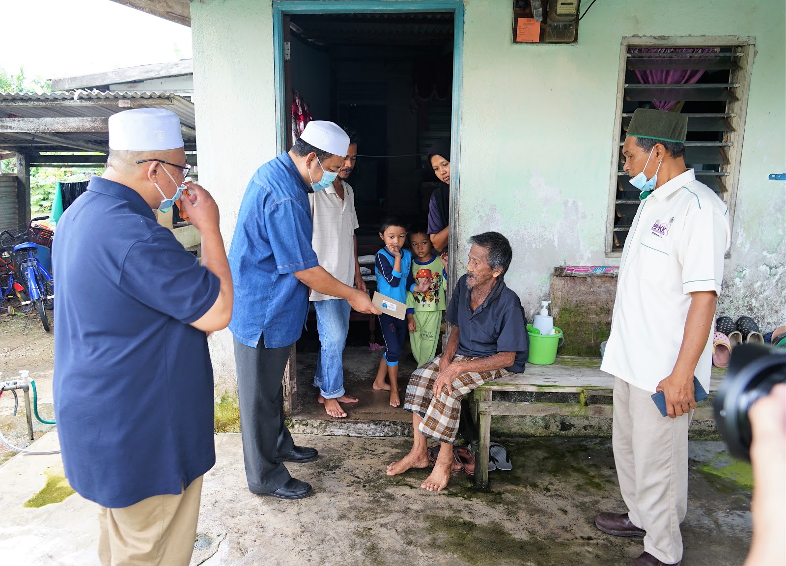 Ahli Parlimen Kemaman Jelajah Serah Bantuan