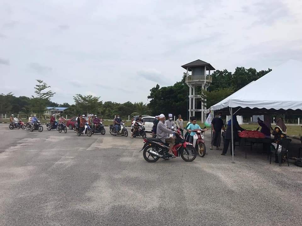 Agih Bubur Asyura Secara 'Drive-Thru'