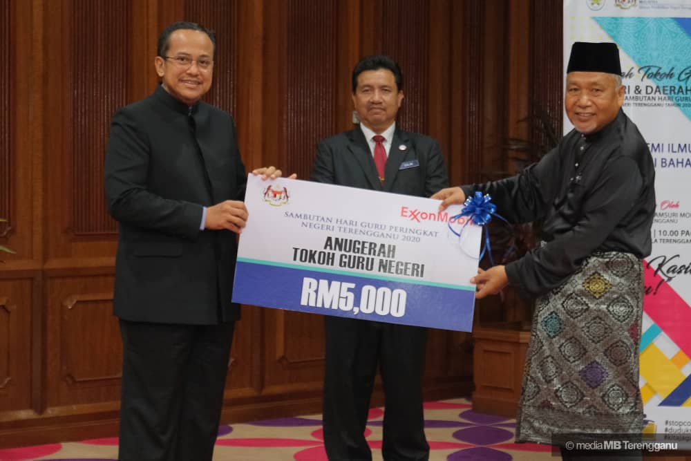 Md Zain Terima Anugerah Tokoh Guru Negeri