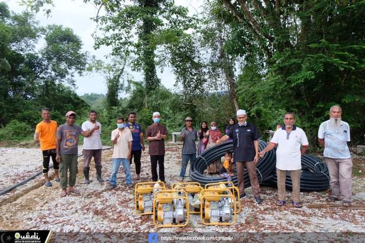 DUN Air Putih Sumbang Mesin Pam Air Dan Paip Poly Kepada Peserta Tanaman Berkelompok