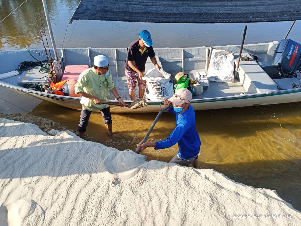 ADUN Batu Buruk Santuni Para Nelayan
