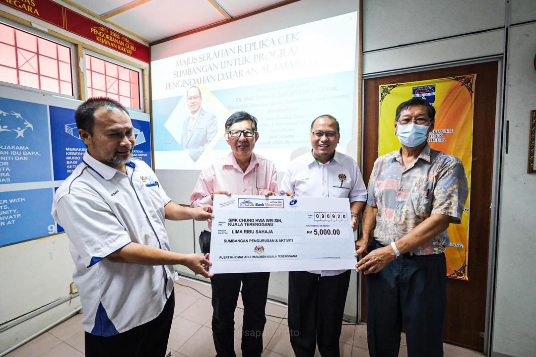 50 Sekolah Terima Sumbangan MP Kuala Terengganu