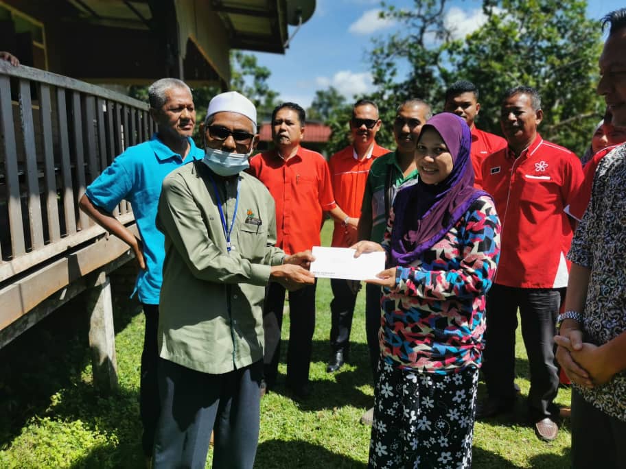 Mangsa Ribut Terima Sumbangan KETENGAH