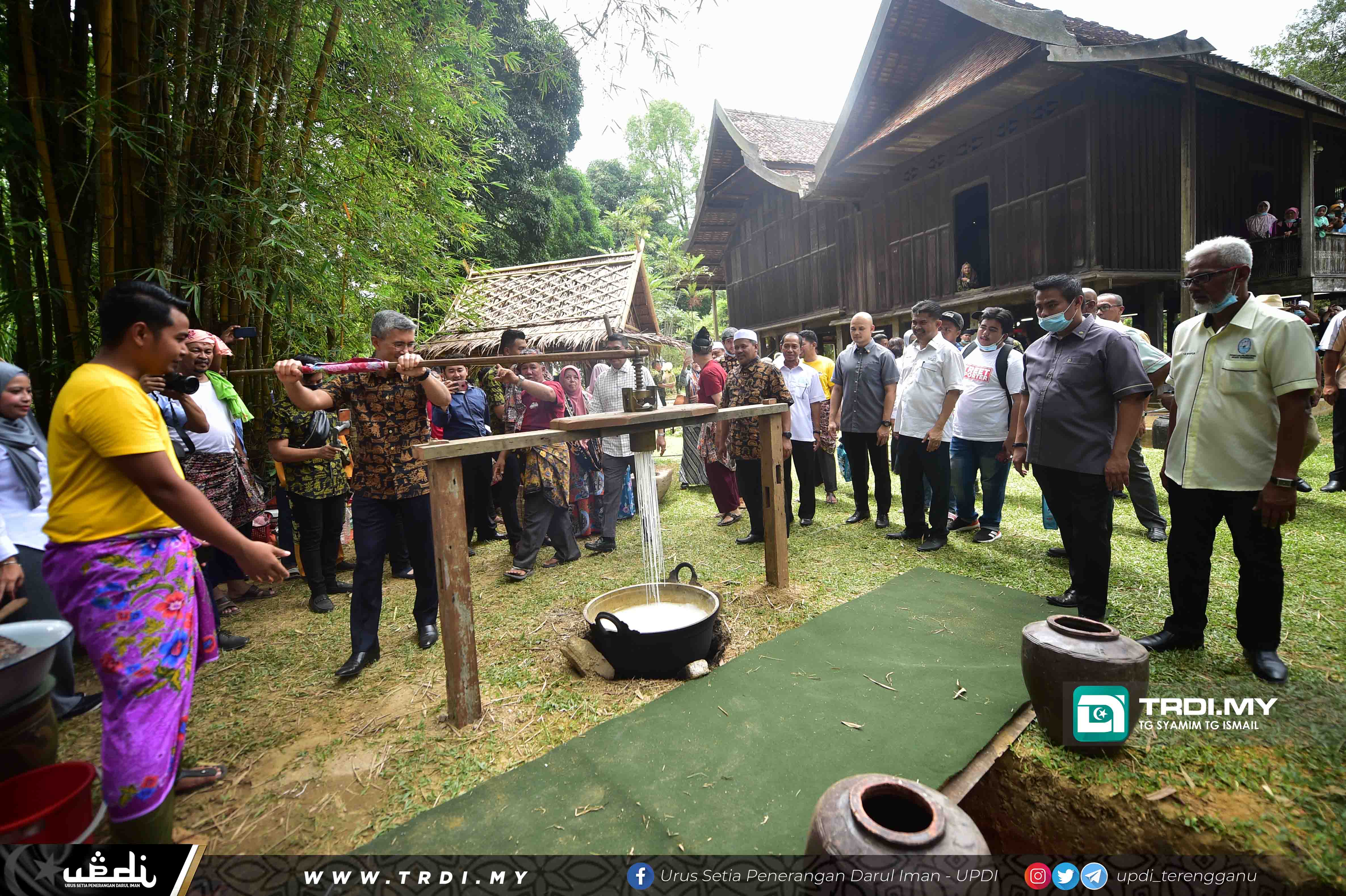 Menteri Kewangan,YB Senator Tengku Dato' Sri Zafrul Tengku Abdul Aziz melawat kampung Budaya Terengganu di Muzium Negeri