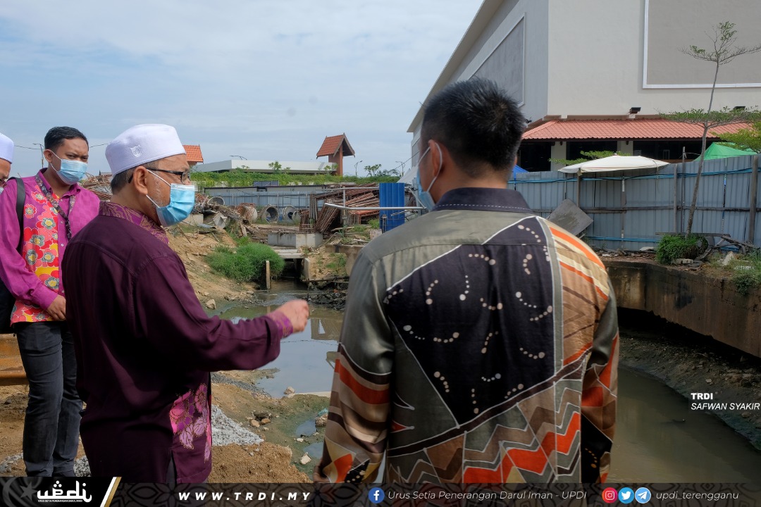 Pemasangan Perangkap Minyak Tangani Banjir Kilat Di Pasar Payang