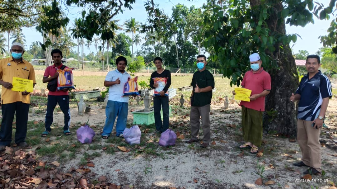 'Geng Tok Adi' Terima Sumbangan