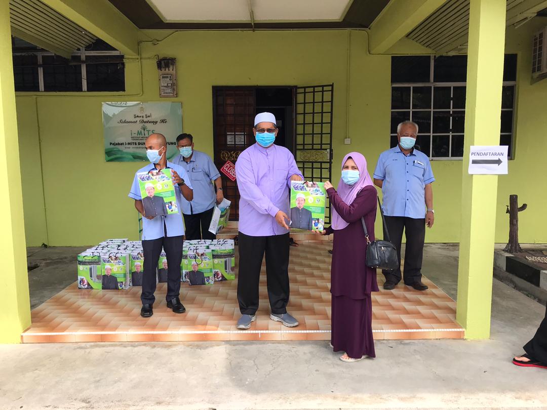 Guru Di Bukit Payong Terima Barangan Keperluan