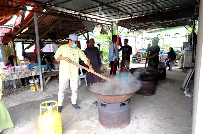Lebih 5,000 Bekas Bubur Asyura Diagihkan DUN Batu Buruk