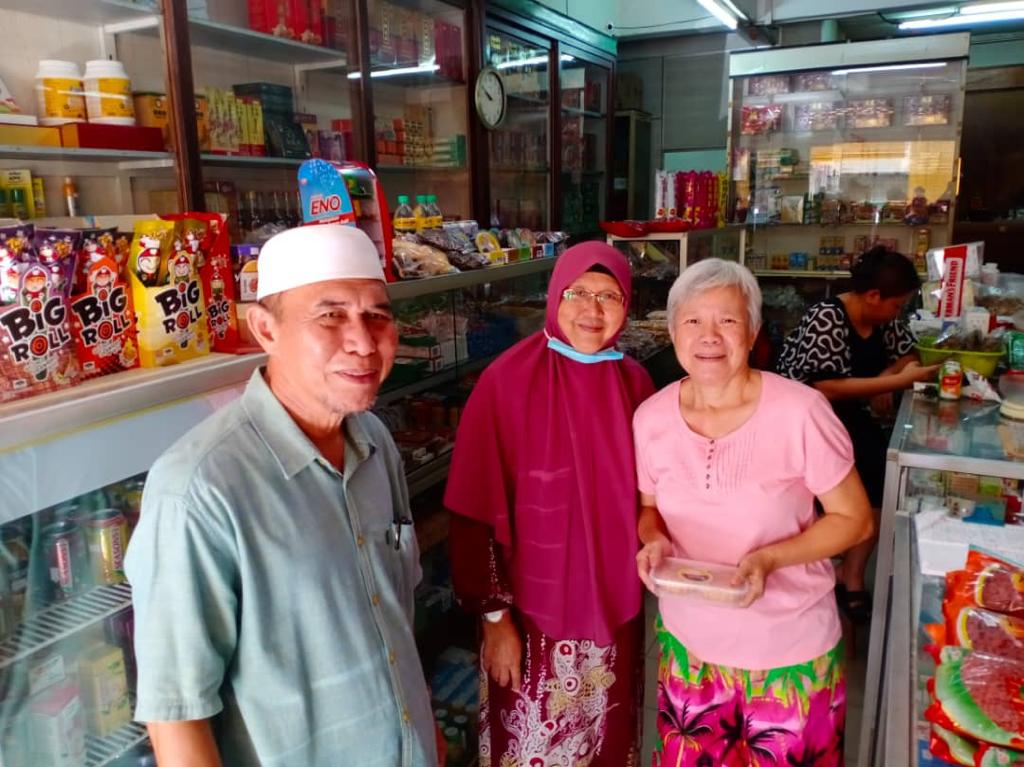 Masyarakat Tionghua Dungun Dapat Kuih Bulan Percuma
