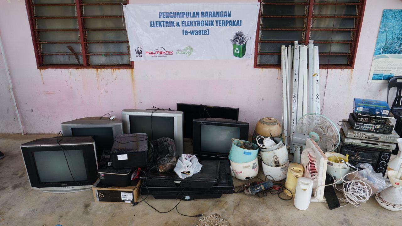 WWF, Penduduk Lupus Barangan Elektrik