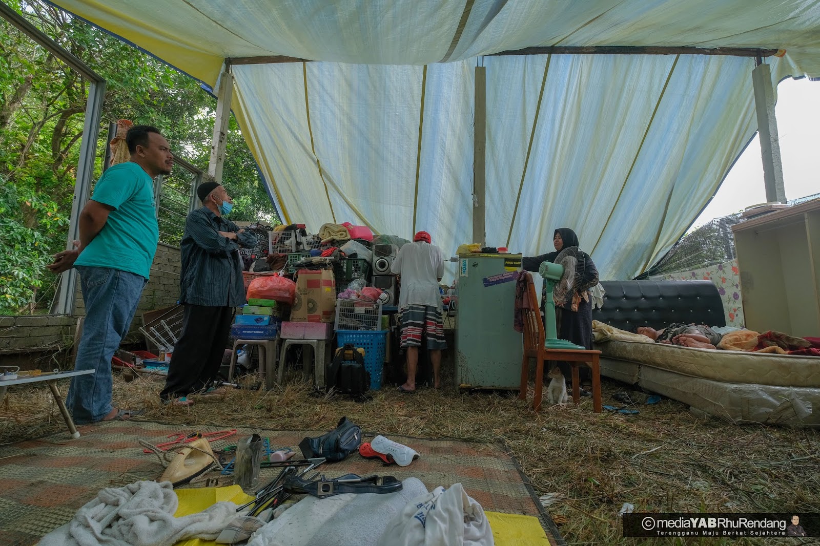 Lima Beranak Tidur Berlantaikan Rumput Terima Rumah Baharu