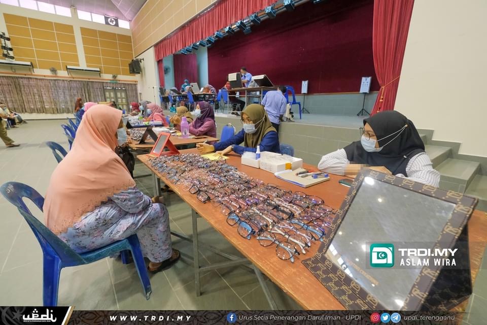 200 Penduduk Terima Bantuan Kaca Mata