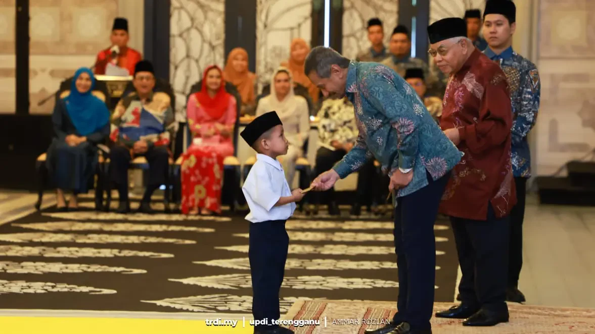 Sultan Terengganu Kurnia Bantuan Aidilfitri Kepada Fakir Miskin, Pelajar