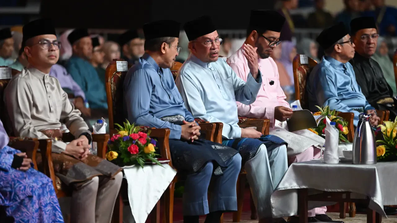 "Tahniah Menteri Besar" - Anwar Puji Pembangunan Huffaz Terengganu