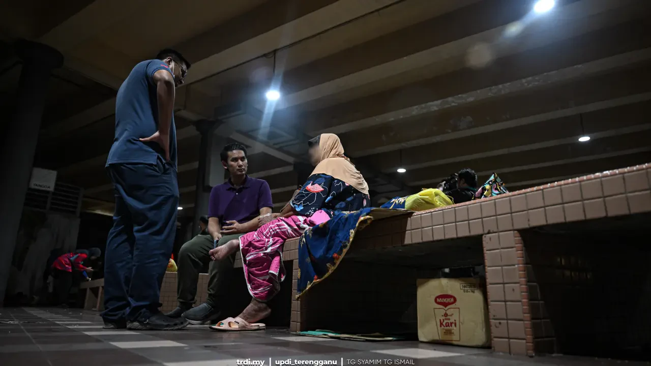 "Takut Tidur Seorang Diri Di Rumah Sebab Anak Kerja" - Gelandangan