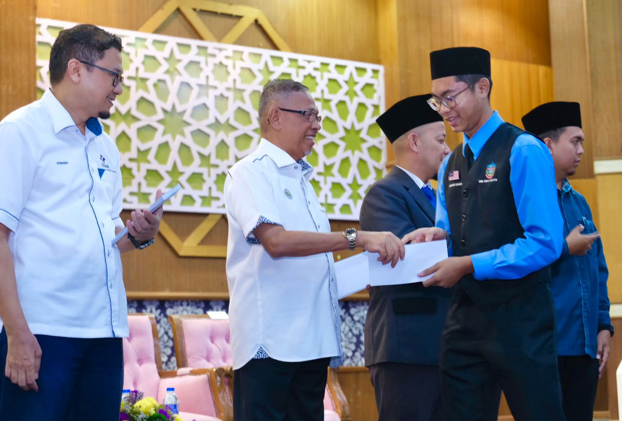 3,010 Calon Peperiksaan Awam Malaysia Di Kemaman Terima Bantuan