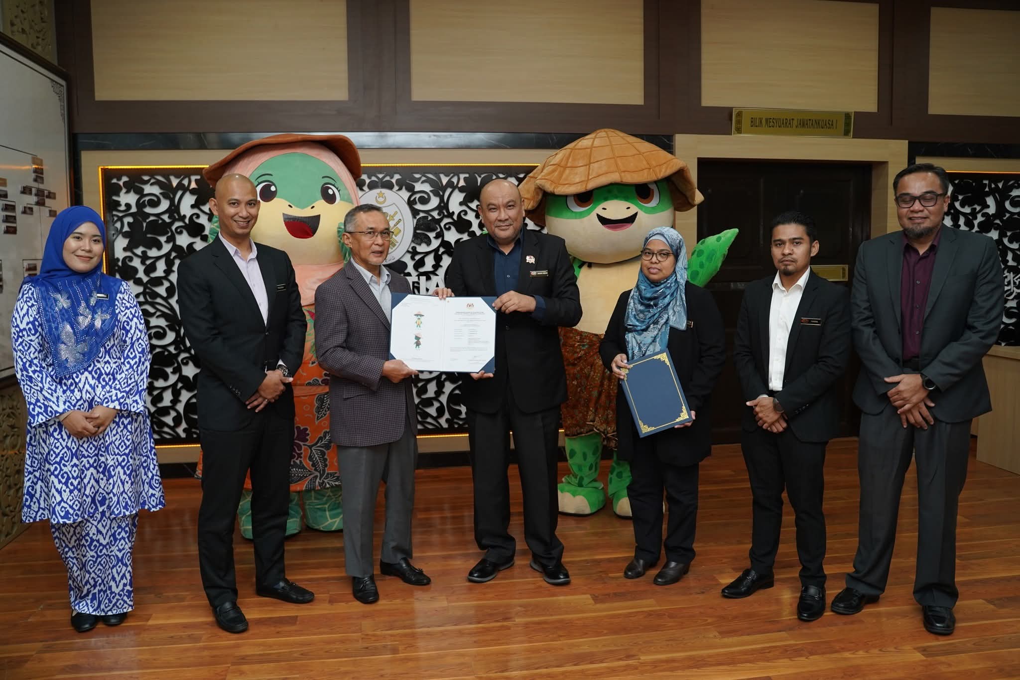 Awang Nelang, Mek Ara Terima Sijil MyIPO