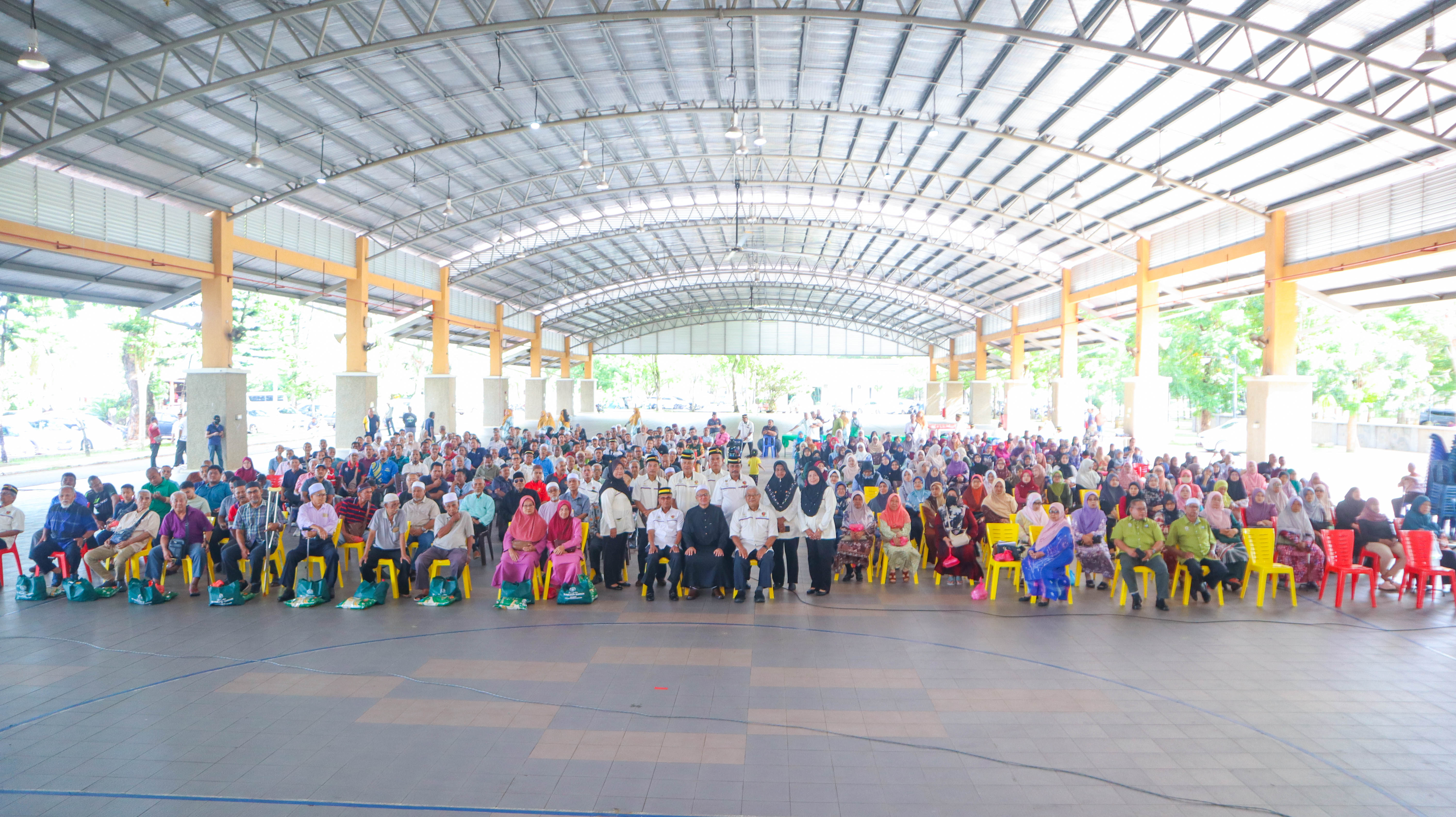 525 Orang Veteran ATM Terima Sumbangan Bakul Makanan