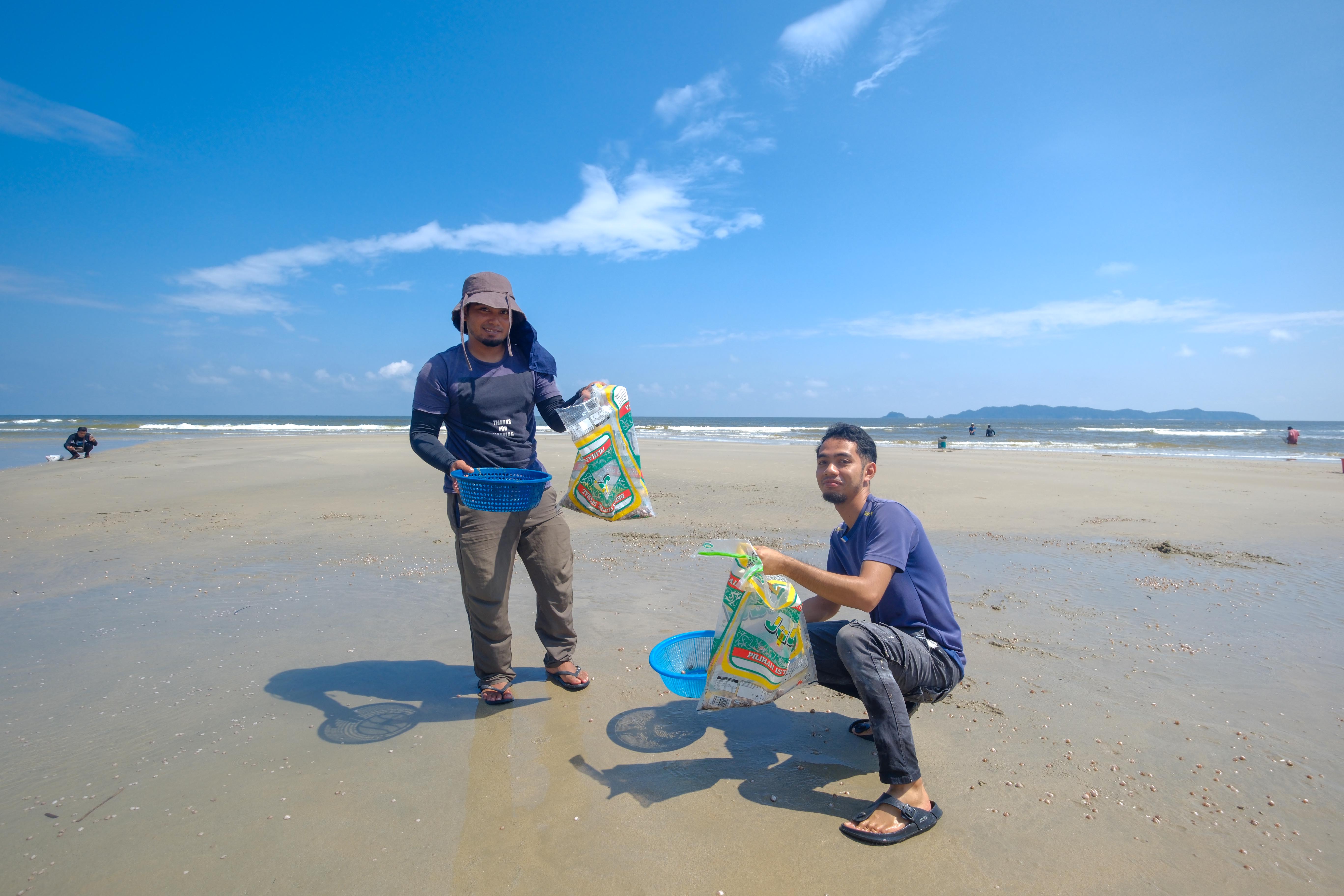 Rezeki Musim Tengkujuh, Penduduk Serbu Pantai Pulau Kekabu Kutip Kerang