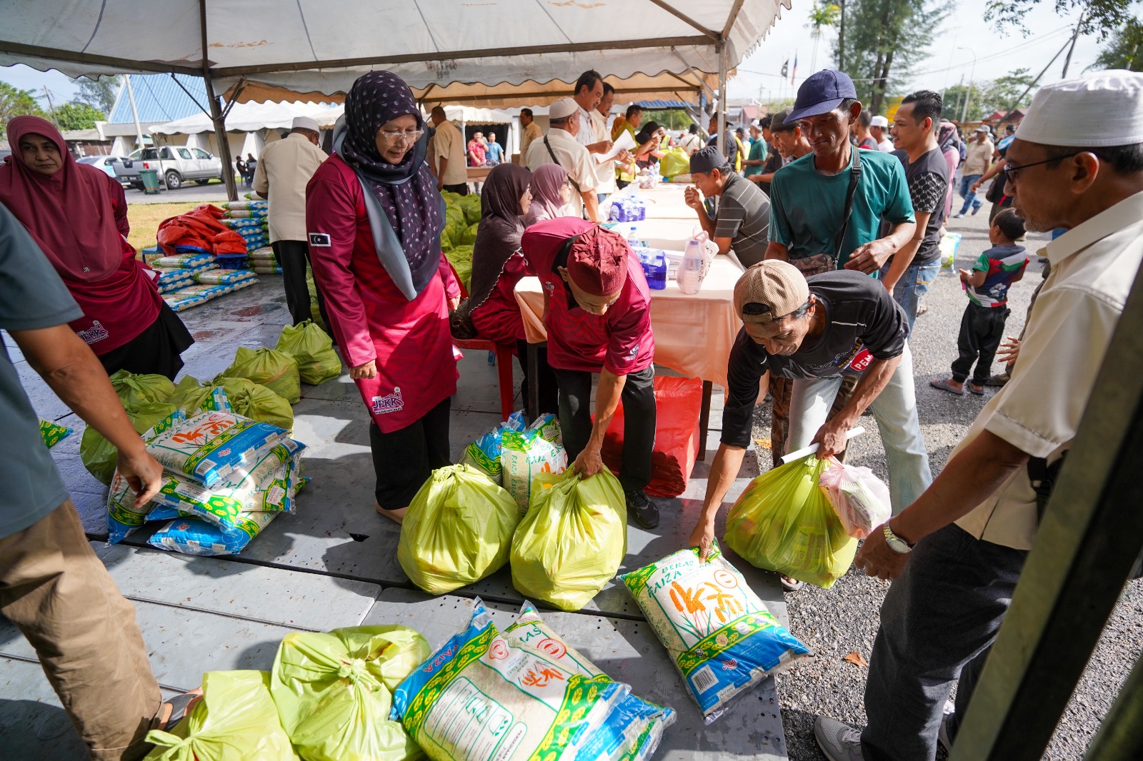 TDM, Pusat Khidmat Seberang Takir Salur Bantuan Kepada 372 Nelayan Terjejas