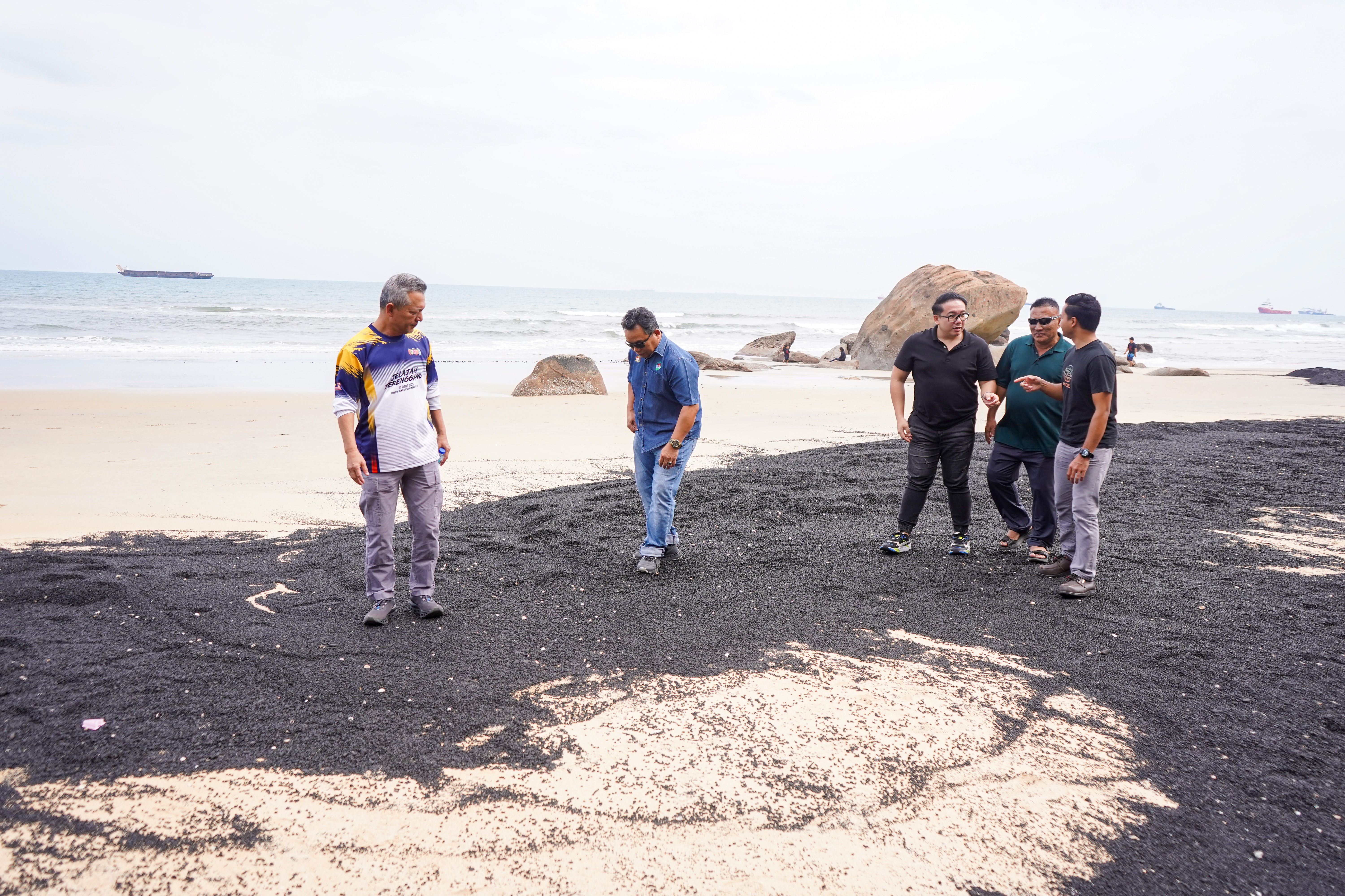 Tumpahan 7,000 Tan Arang Batu di Teluk Kalong Dibersih Dalam Masa Terdekat